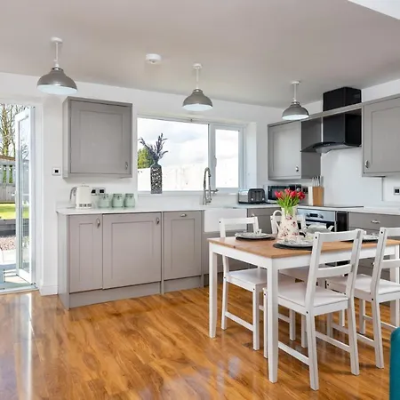 - Sleeps 3 Hot Tub & Pet Friendly בית נופש קרליסל