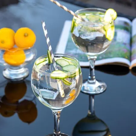 - Sleeps 3 Hot Tub & Pet Friendly קרליסל