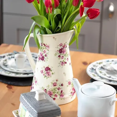 - Sleeps 3 Hot Tub & Pet Friendly קרליסל