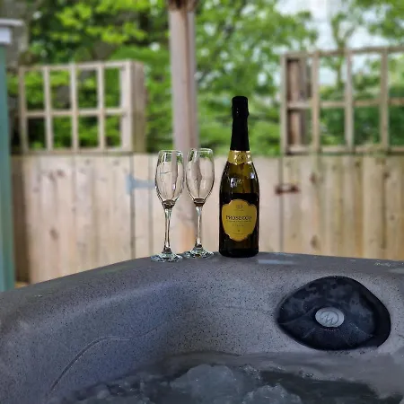 - Sleeps 3 Hot Tub & Pet Friendly בית נופש קרליסל