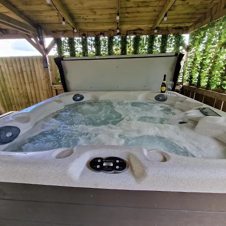 בית נופש Key To The Esk, Cosy Cottage With Hot Tub קרליסל