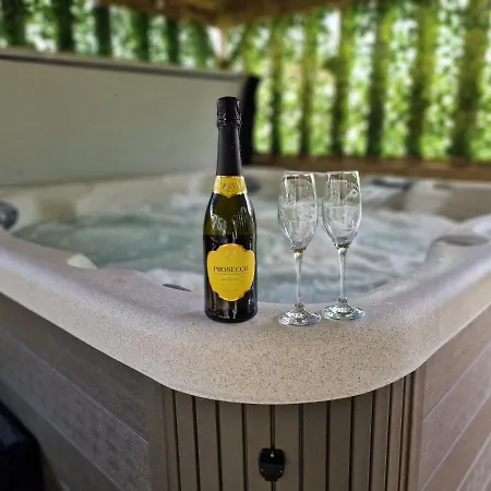 בית נופש - Sleeps 3 Hot Tub & Pet Friendly *