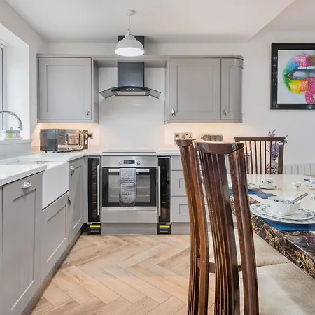 Key To The Esk, Cosy Cottage With Hot Tub *