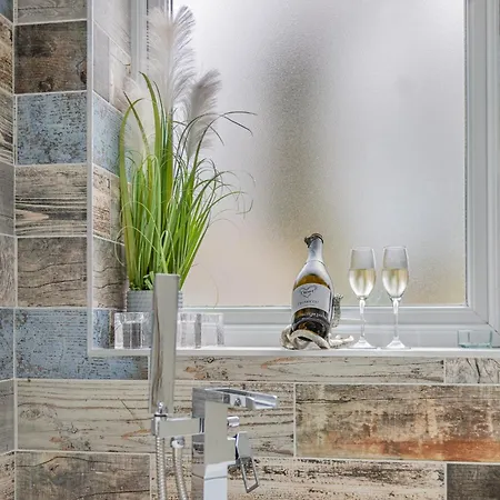 Key To The Esk, Cosy Cottage With Hot Tub